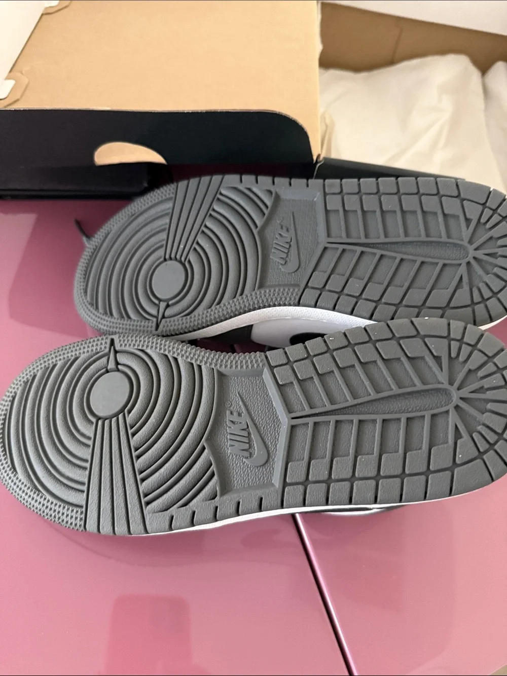 Jordan Kids Low-Top Sneakers in White and Gray